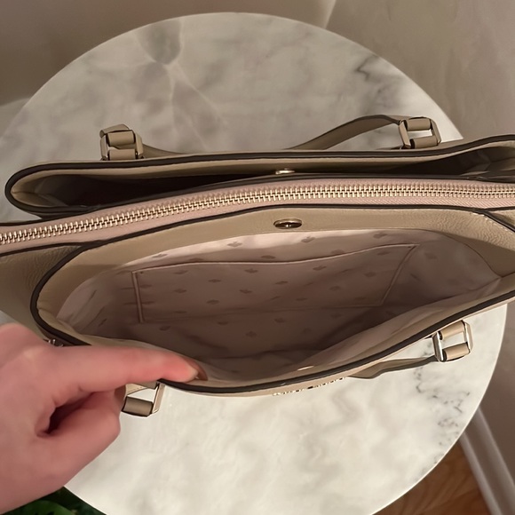 ♠️ EUC Kate Spade Monet Tote in Warm Beige♠️ - Picture 9 of 9